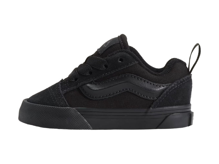 Tenis Vans Knu Skool color negro total para niño, vista lateral.