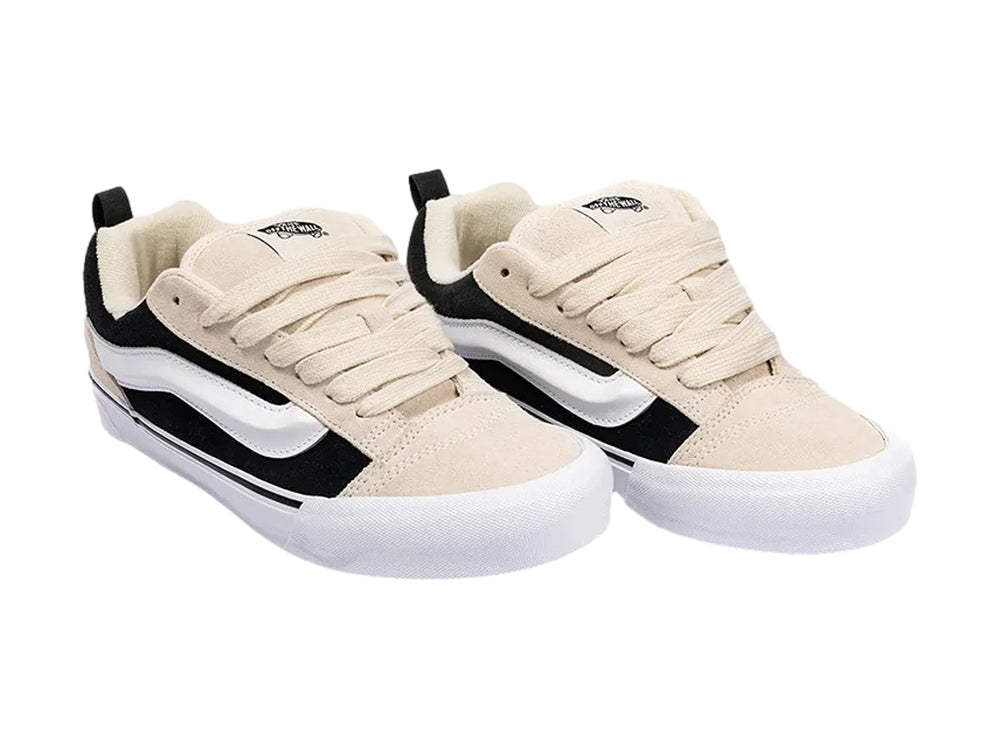 Tenis Vans Knu Skool color beige y negro con suela blanca y cordones beige.