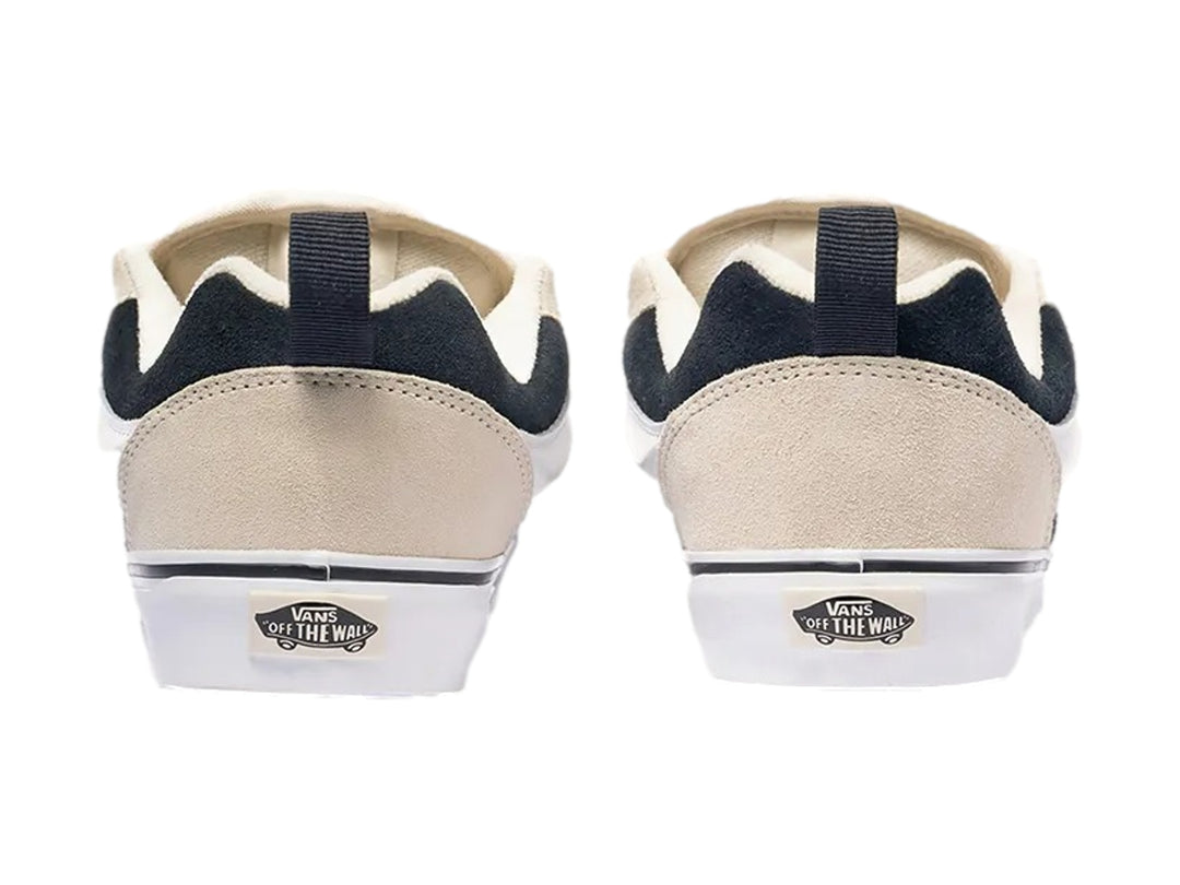 Tenis Vans Knu Skool color beige y negro con suela blanca y cordones beige.