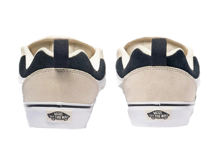 Tenis Vans Knu Skool color beige y negro con suela blanca y cordones beige.