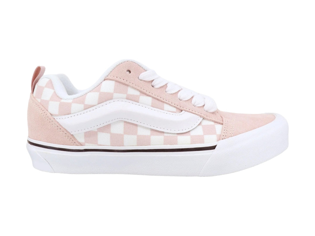 Tenis Vans Knu Skool para niña en color rosa pálido con patrón de cuadros blancos y suela blanca.