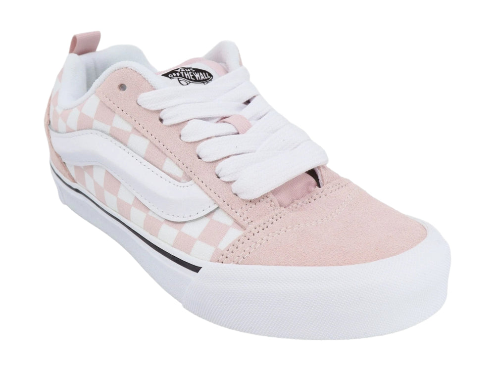 Tenis Vans Knu Skool para niña en color rosa pálido con patrón de cuadros blancos y suela blanca.