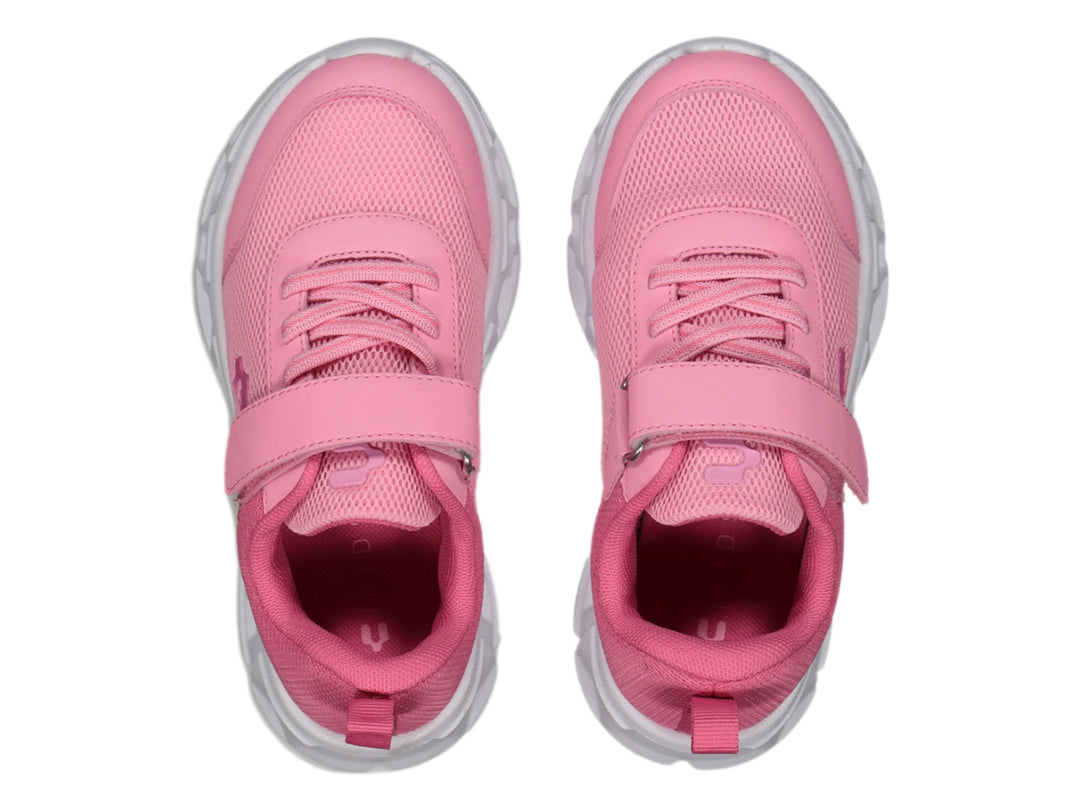 Tenis deportivos Charly color rosa con suela blanca y correa de ajuste.