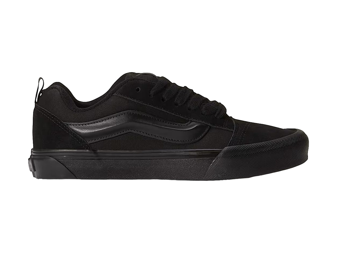 Tenis Vans Knu Skool en color negro total, vista lateral sobre fondo blanco.