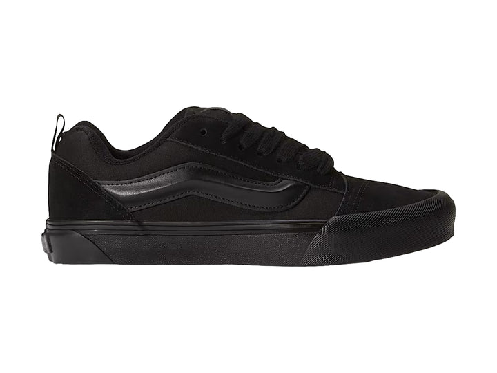 Tenis Vans Knu Skool en color negro total, vista lateral sobre fondo blanco.