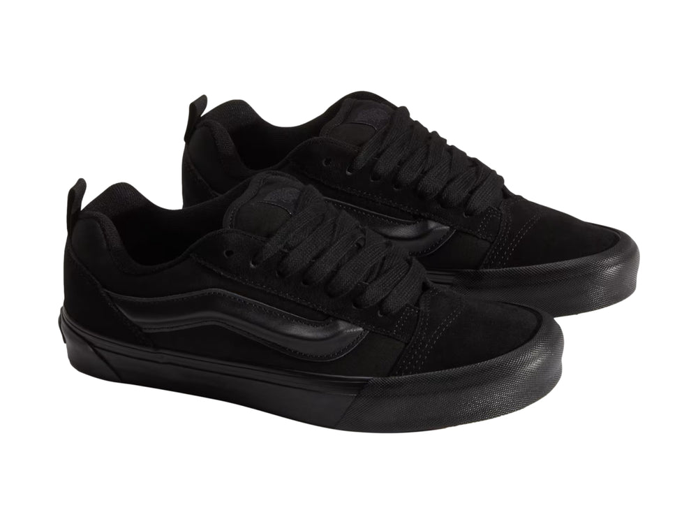 Tenis Vans Knu Skool en color negro total, vista lateral sobre fondo blanco.