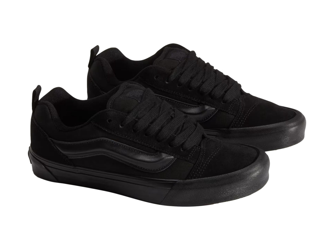Tenis Vans Knu Skool en color negro total, vista lateral sobre fondo blanco.
