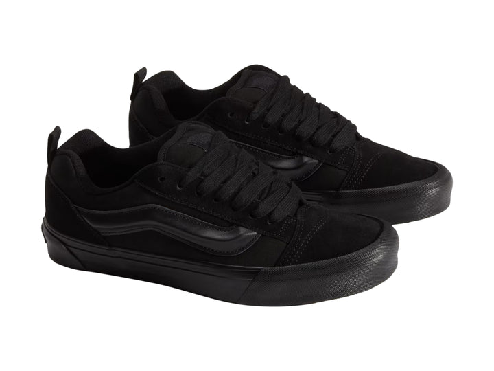 Tenis Vans Knu Skool en color negro total, vista lateral sobre fondo blanco.
