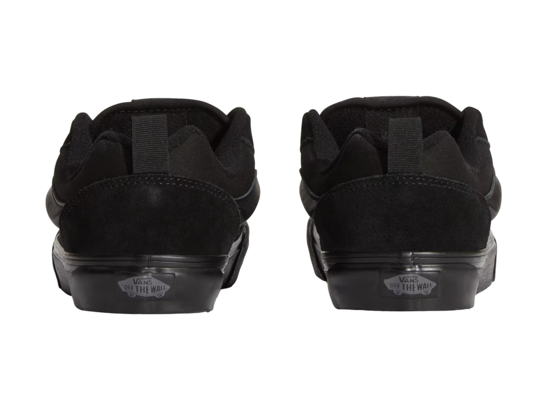 Tenis Vans Knu Skool en color negro total, vista lateral sobre fondo blanco.