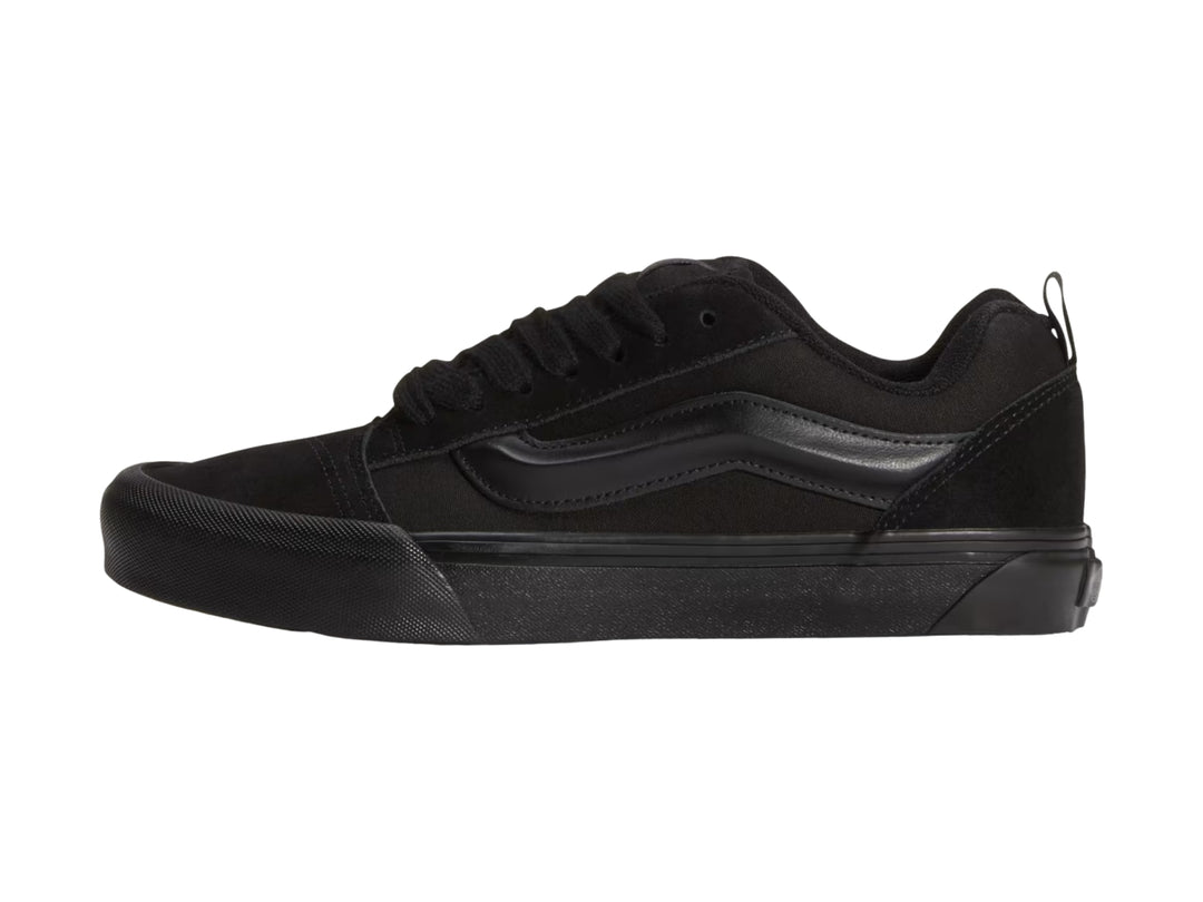 Tenis Vans Knu Skool en color negro total, vista lateral sobre fondo blanco.