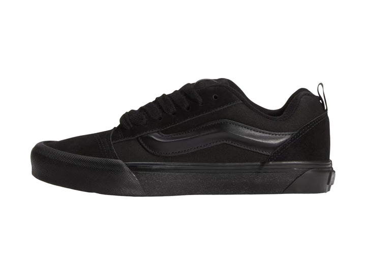 Tenis Vans Knu Skool en color negro total, vista lateral sobre fondo blanco.