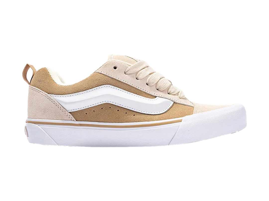 Tenis Vans Knu Skool color beige y blanco con suela gruesa y acabado en gamuza.