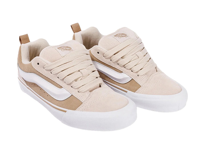 Tenis Vans Knu Skool color beige y blanco con suela gruesa y acabado en gamuza.