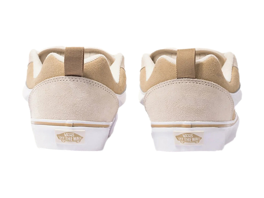 Tenis Vans Knu Skool color beige y blanco con suela gruesa y acabado en gamuza.