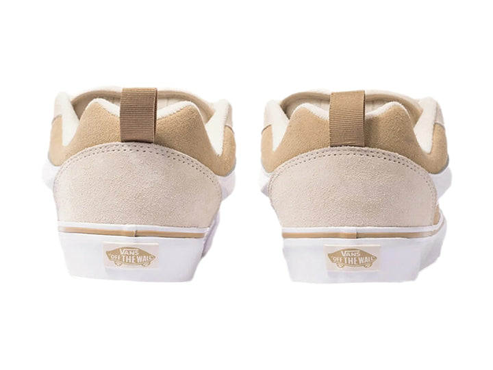 Tenis Vans Knu Skool color beige y blanco con suela gruesa y acabado en gamuza.