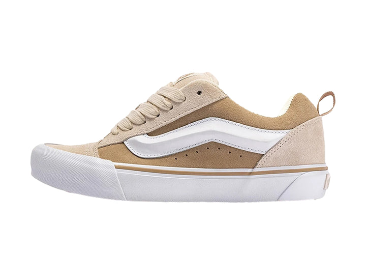 Tenis Vans Knu Skool color beige y blanco con suela gruesa y acabado en gamuza.