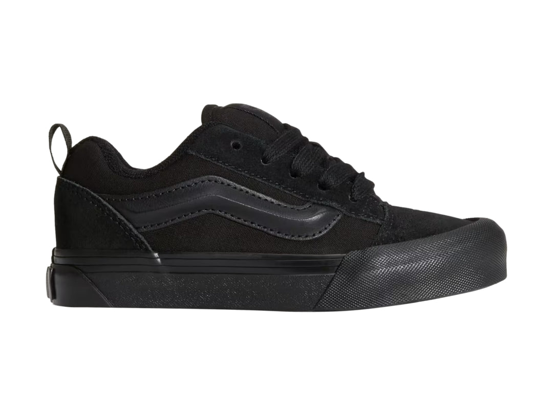 Tenis Vans Knu Skool color negro para niño, vista lateral sobre fondo blanco.