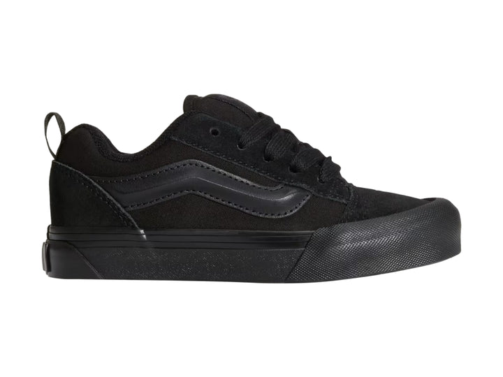 Tenis Vans Knu Skool color negro para niño, vista lateral sobre fondo blanco.