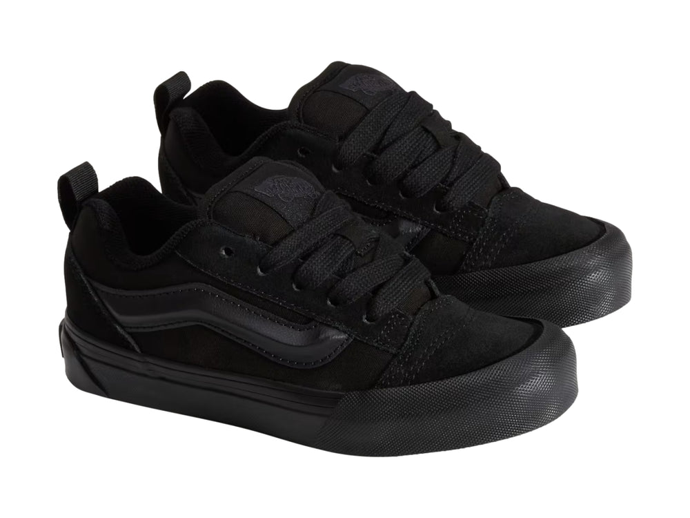 Tenis Vans Knu Skool color negro para niño, vista lateral sobre fondo blanco.