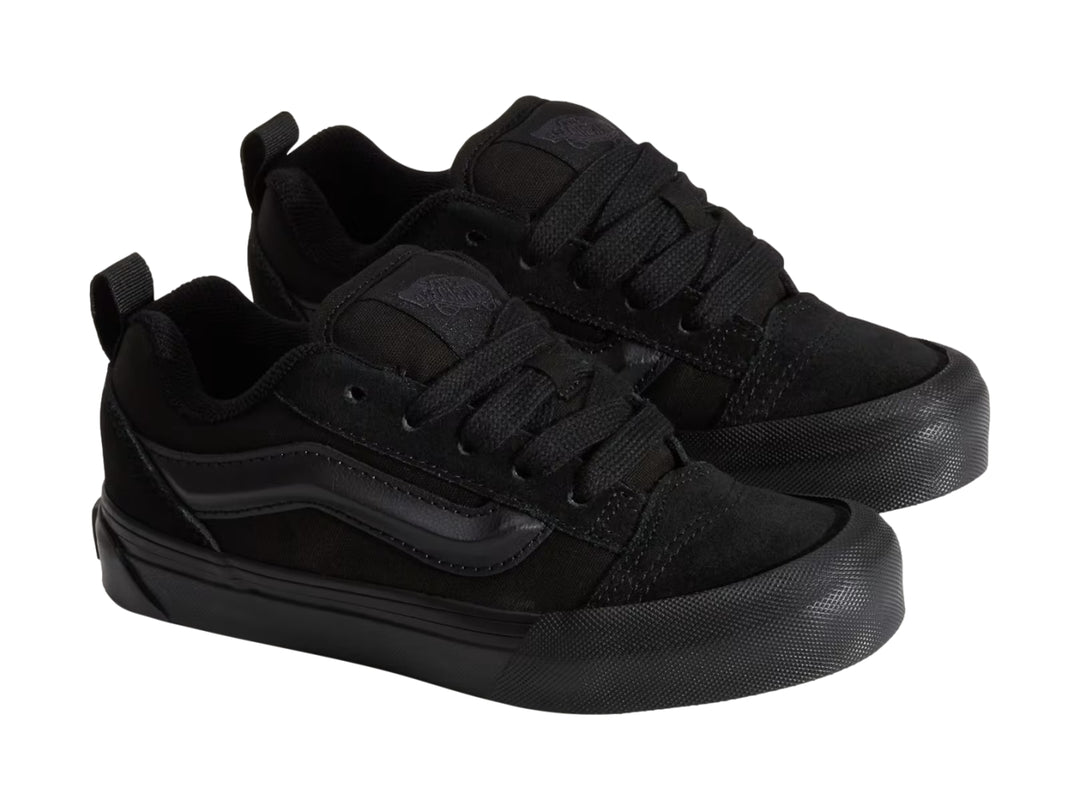 Tenis Vans Knu Skool color negro para niño, vista lateral sobre fondo blanco.