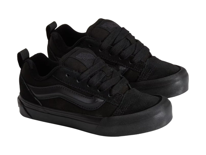 Tenis Vans Knu Skool color negro para niño, vista lateral sobre fondo blanco.