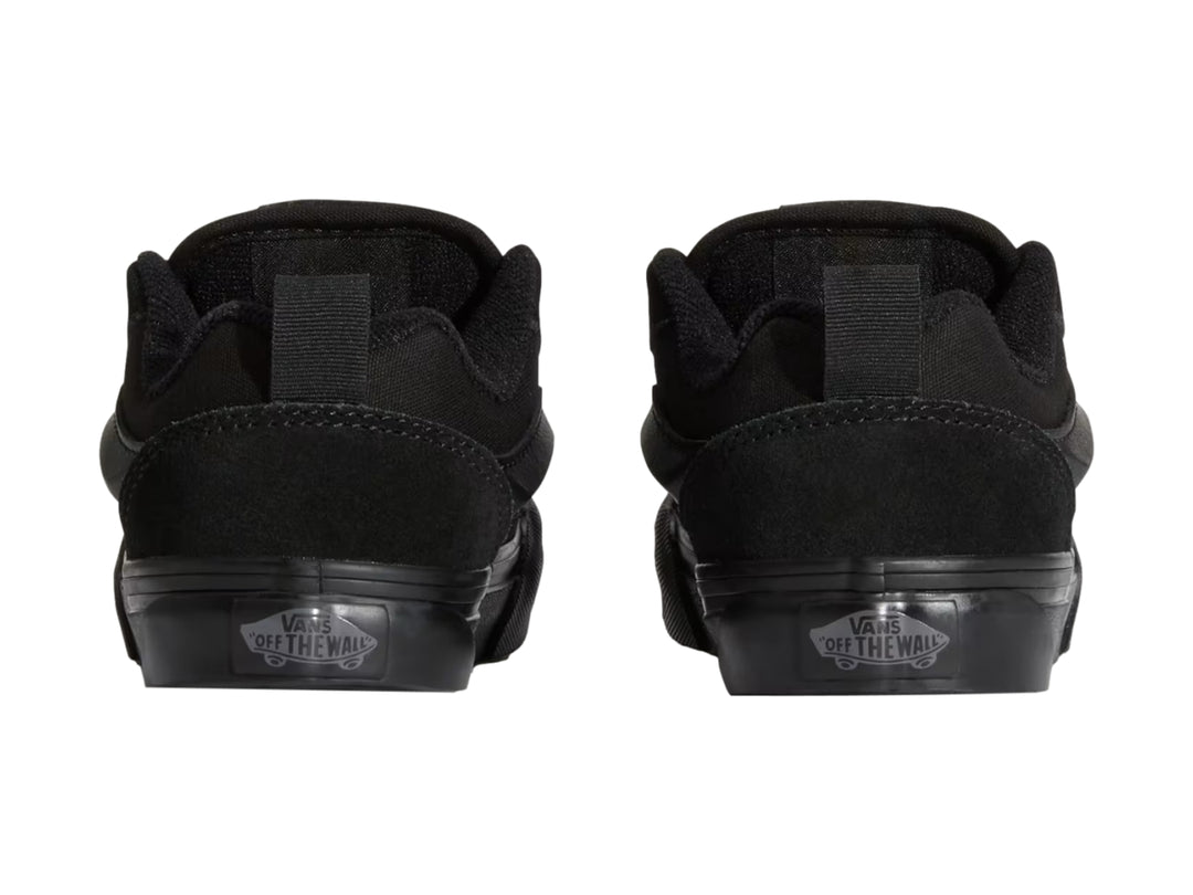 Tenis Vans Knu Skool color negro para niño, vista lateral sobre fondo blanco.