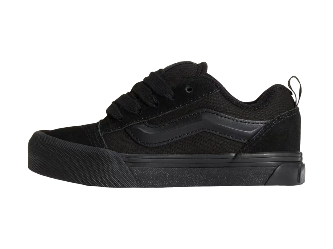 Tenis Vans Knu Skool color negro para niño, vista lateral sobre fondo blanco.