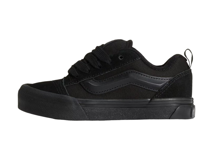Tenis Vans Knu Skool color negro para niño, vista lateral sobre fondo blanco.