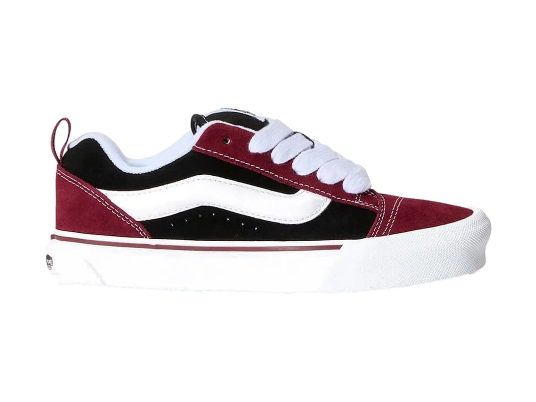 Tenis Vans Knu Skool para niño en colores rojo, negro y blanco con suela blanca gruesa.