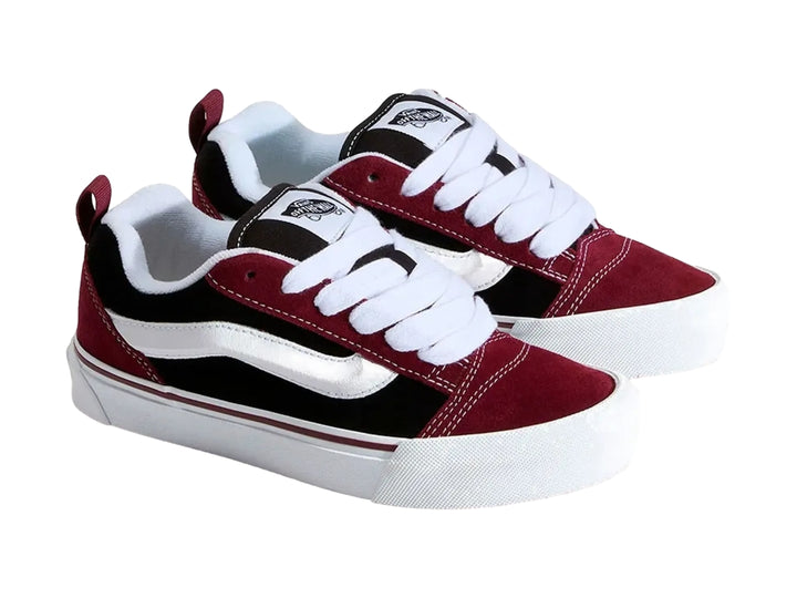 Tenis Vans Knu Skool para niño en colores rojo, negro y blanco con suela blanca gruesa.
