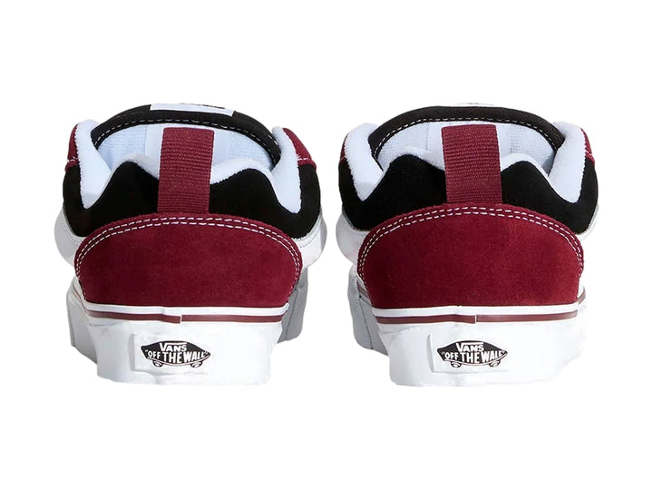 Tenis Vans Knu Skool para niño en colores rojo, negro y blanco con suela blanca gruesa.