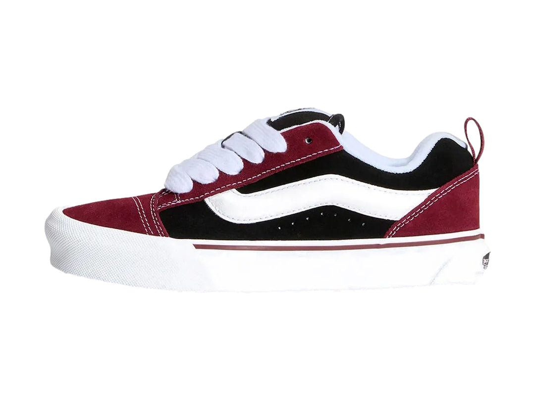 Tenis Vans Knu Skool para niño en colores rojo, negro y blanco con suela blanca gruesa.