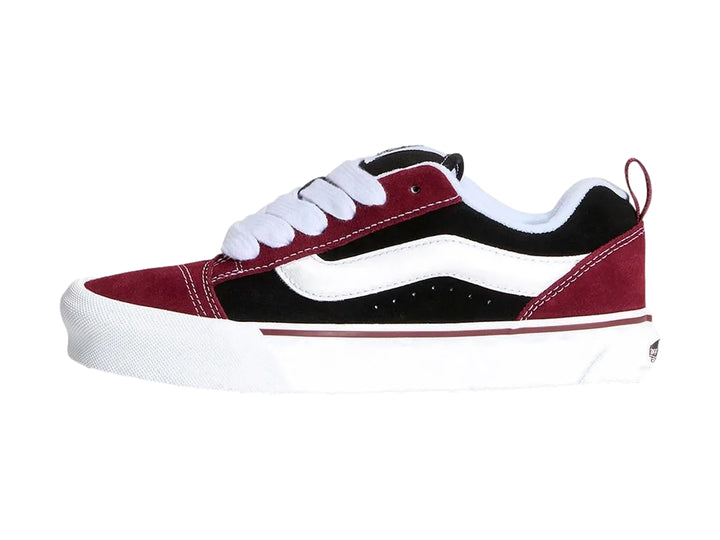 Tenis Vans Knu Skool para niño en colores rojo, negro y blanco con suela blanca gruesa.