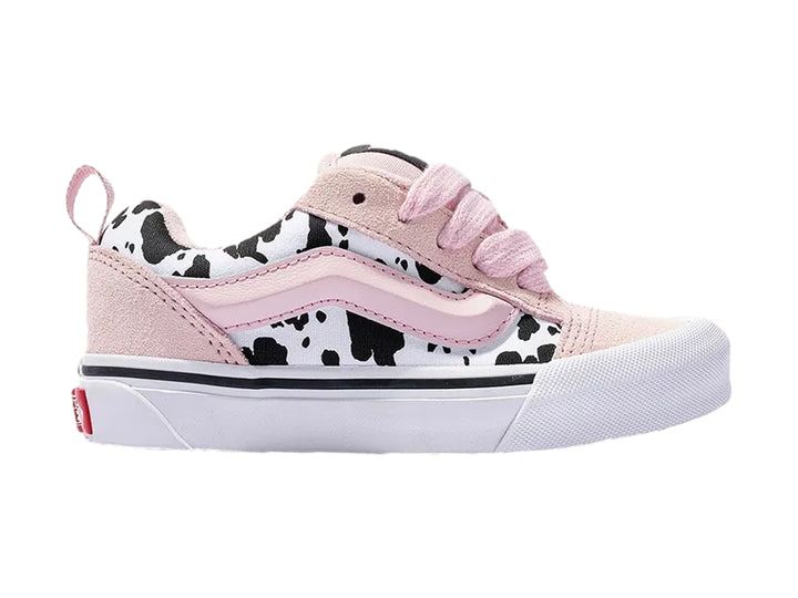 Tenis Vans Knu Skool rosa para niña con estampado de vaca blanco y negro y suela blanca.