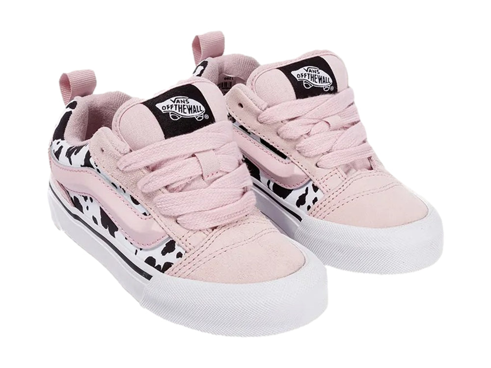 Tenis Vans Knu Skool rosa para niña con estampado de vaca blanco y negro y suela blanca.