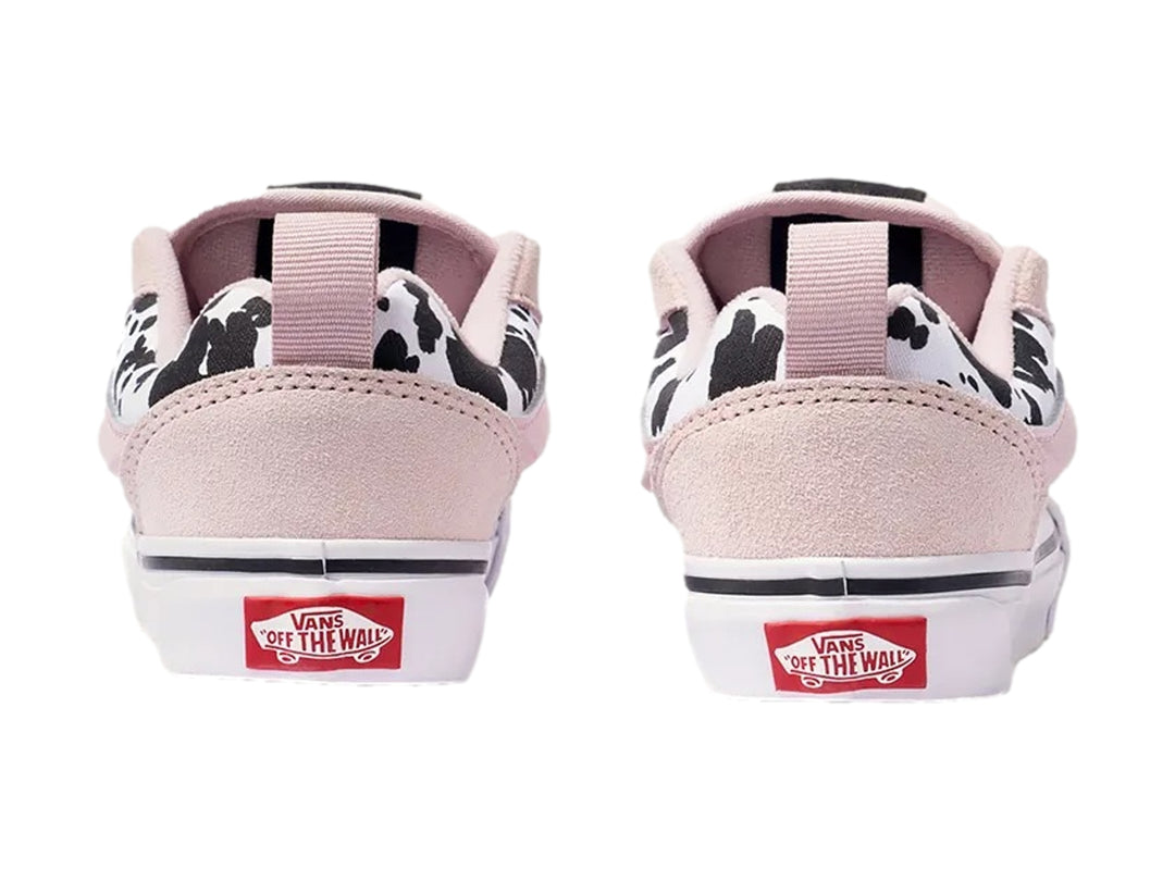 Tenis Vans Knu Skool rosa para niña con estampado de vaca blanco y negro y suela blanca.