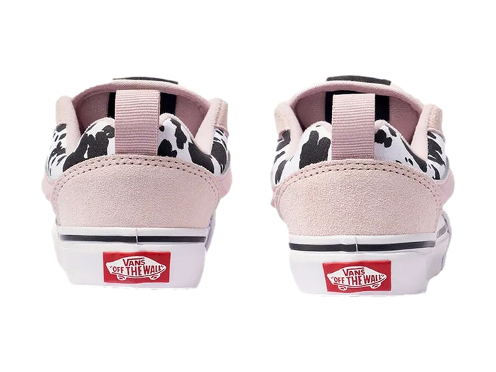 Tenis Vans Knu Skool rosa para niña con estampado de vaca blanco y negro y suela blanca.