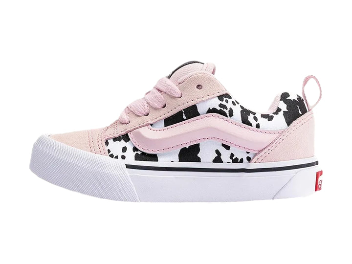 Tenis Vans Knu Skool rosa para niña con estampado de vaca blanco y negro y suela blanca.