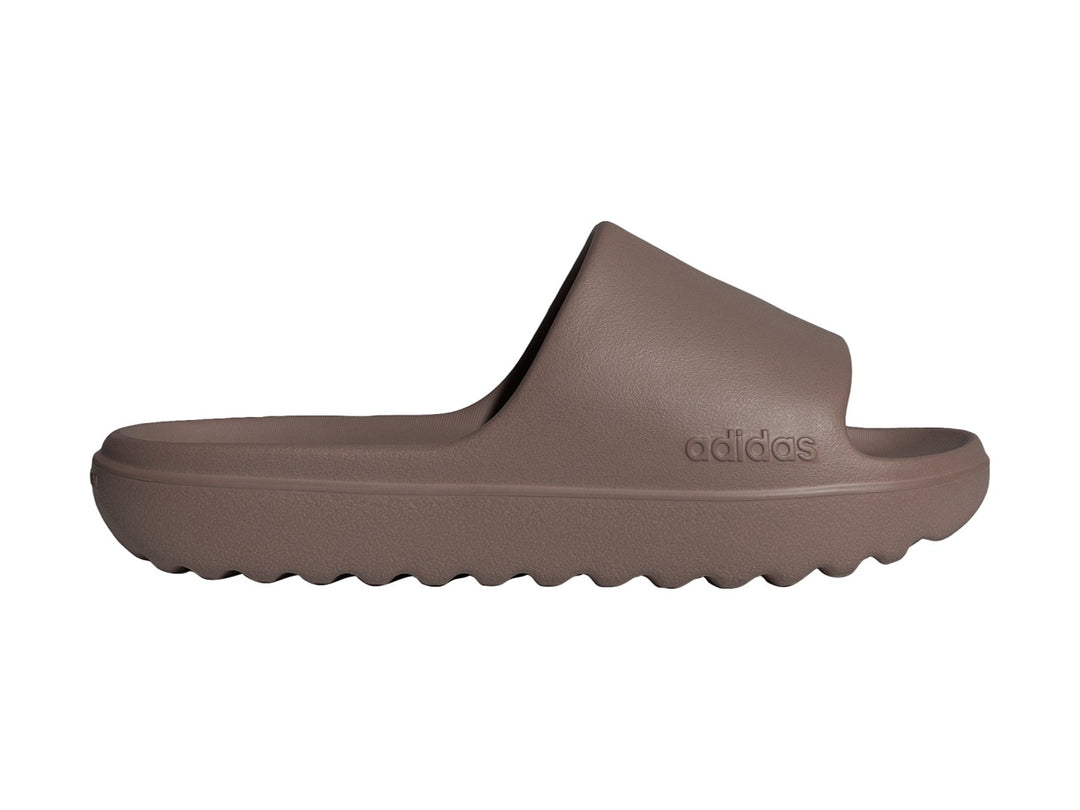 Sandalia Adidas Adilette Lumia en color café, vista lateral sobre fondo blanco.