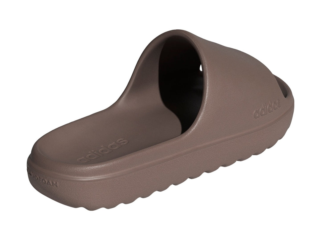 Sandalia Adidas Adilette Lumia en color café, vista lateral sobre fondo blanco.