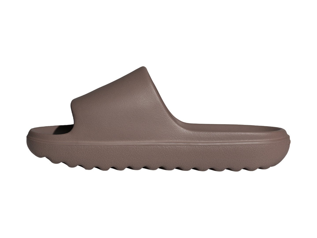 Sandalia Adidas Adilette Lumia en color café, vista lateral sobre fondo blanco.