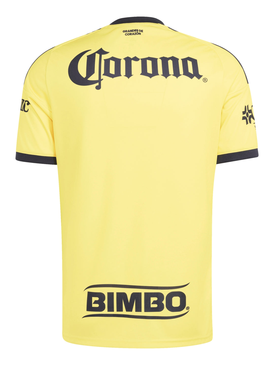 Hombre vistiendo jersey amarillo del Club América y shorts azul marino sosteniendo un balón de fútbol.