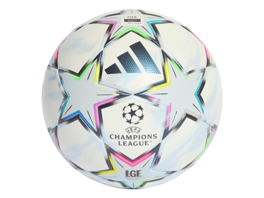 Balón de fútbol Adidas blanco con detalles multicolores y logo de la UEFA Champions League.