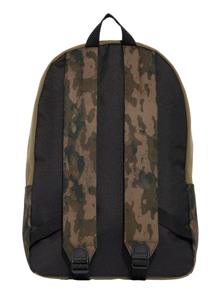 Mochila Adidas con estampado de camuflaje en tonos verde olivo y marrón con bolsillo frontal sólido.