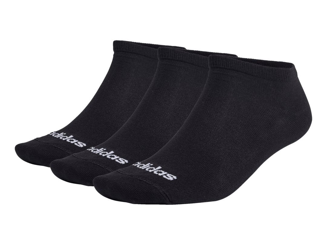 Pack de tres calcetines cortos Adidas en color negro con logotipo blanco en la punta.