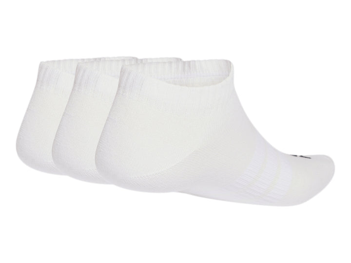 Pack de tres calcetines cortos Adidas en color blanco con rayas negras en la punta.
