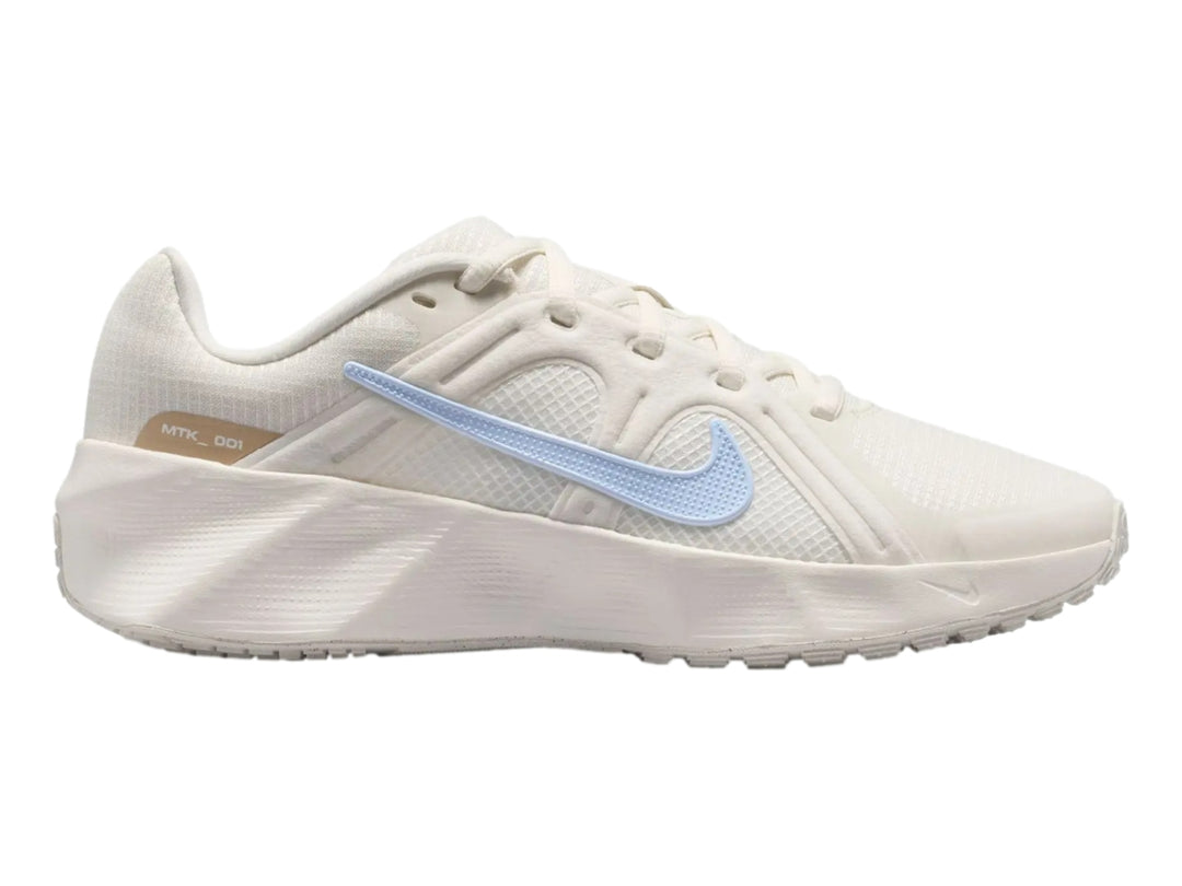 Tenis Nike Metro Tek para mujer en color blanco sail con detalles y logo en azul claro.