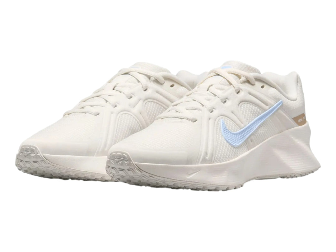 Tenis Nike Metro Tek para mujer en color blanco sail con detalles y logo en azul claro.
