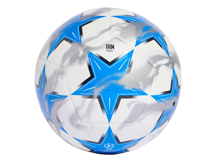 Balón de fútbol Adidas blanco con diseño de estrellas azules de la UEFA Champions League.