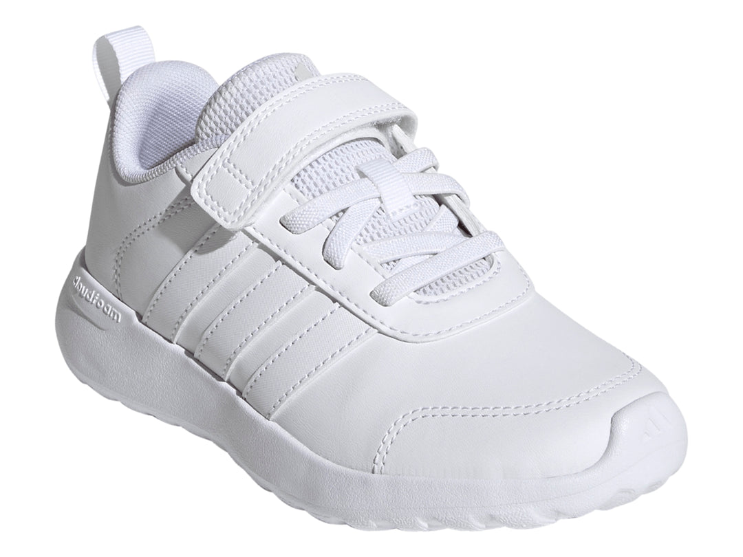 Tenis Adidas blancos para niño con correa de velcro y agujetas sobre fondo blanco.